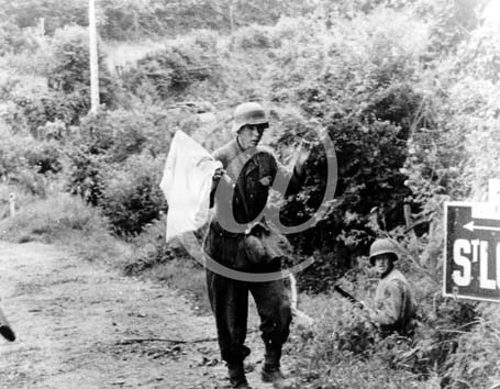 SAINT LO(50000) Seconde guerre mondiale Un jeune soldat allemand se constitue prisonnier tout prêt de Saint Lô avec un drapeau blanc rapidement confectionné