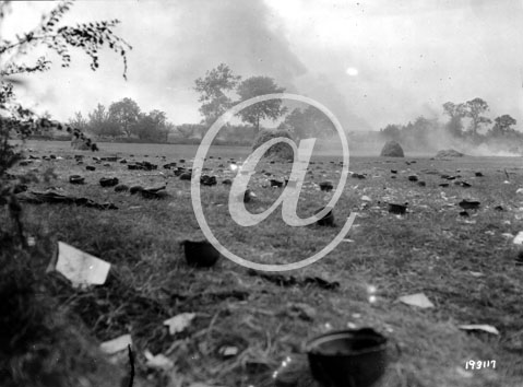 ARGENTAN(61200) Seconde guerre mondiale Des casques et des papiers jonchent le sol d