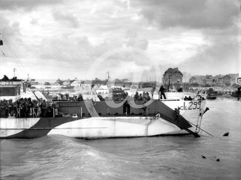 BERNIERES SUR MER(14990) 6 juin 1944 Les forces canadiennes débarquent des LCI sur la plage de Bernières sur Mer en feu, à marée haute. Secteur de Juno Beach.