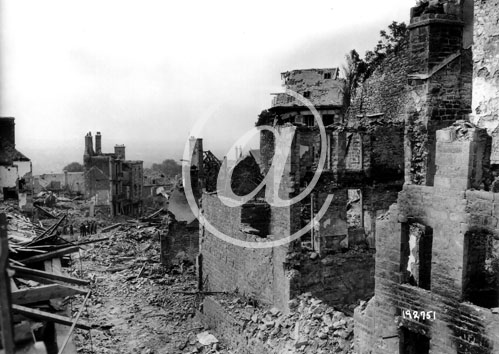 DOMFRONT(61700) Seconde guerre mondiale Ruines de la ville mdivale aprs les tirs d