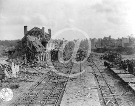 SAINT LO(50000) Seconde guerre mondiale Vue de la gare dtruite et de la ville de St-Lo en ruines au second plan