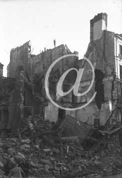 CAEN(14000) Anne 1944 Photographie montrant un immeuble totalement dtruit par les bombardements allis sur la ville de Caen (col. Ede.).
