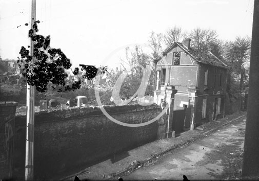 CAEN(14000) Anne 1944 Petite maison en bord de rue avec un portail (col. Ede.)
