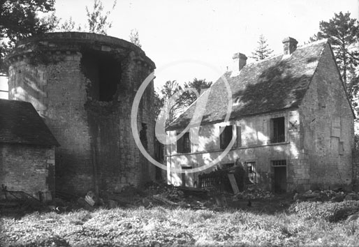 CAEN(14000) Anne 1944 Maison de campagne, en pierres de Caen, avec un pigeonnier ventr (col. Ede.)
