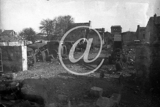 CAEN(14000) Anne 1944 Dans une cour, des carcasses rouills de voitures s