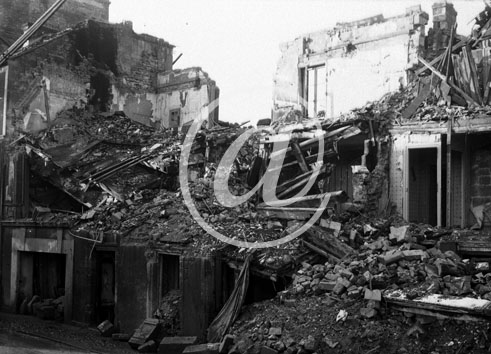 CAEN(14000) Anne 1944 Immeuble en ruines dans les environs de Caen (col. Ede.)