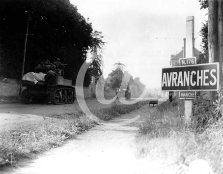 AVRANCHES(50300) Seconde guerre mondiale Tanks amricains rentrant dans Avranches.