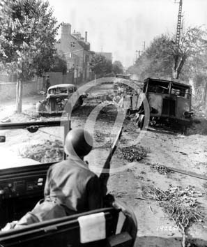 AVRANCHES(50300) Seconde guerre mondiale Vhicules allemands dtruits dans une rue d