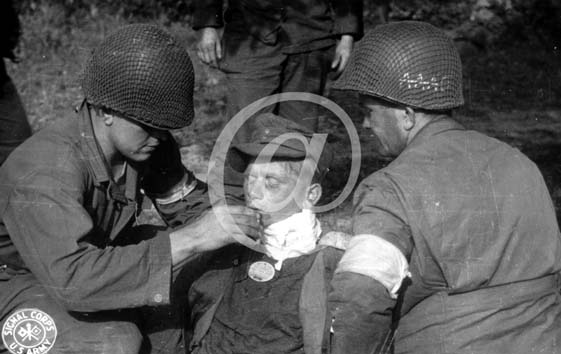BRICQUEBEC(50260) Seconde guerre mondiale Deux infirmiers amricains donnent  boire  un jeune soldat allemand bless  la gorge.