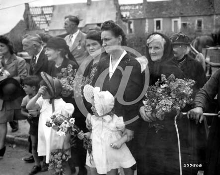 CANISY(50860) Seconde guerre mondiale Lors du 14 juillet, la commmoration des morts pour la libert o sont prsents la plupart des habitants du village.