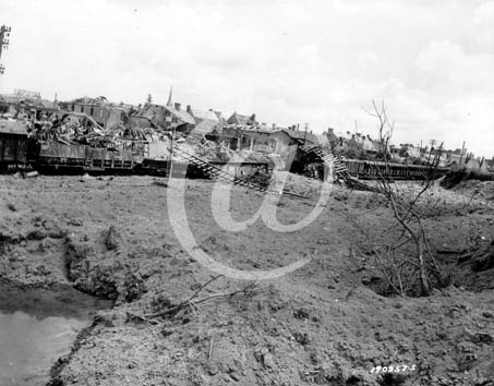 CARENTAN(50500) Seconde guerre mondiale Une voie ferre est totalement dtruite dans le centre de Carentan  cause de bombardements allis.