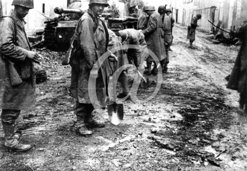 CHAMBOIS(61160) 22 aot 1944 Chambois et la poche de Falaise-Chambois aprs les combats, avec le matriel dtruit, dont de nombreux canons et vhicules blinds, allemands en particulier (col. Bill.)