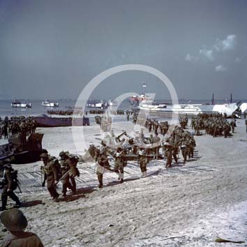 BERNIERES SUR MER(14990) 6 juin 1944 Vue gnrale de la plage de Juno Beach . Une multitude de soldats de l