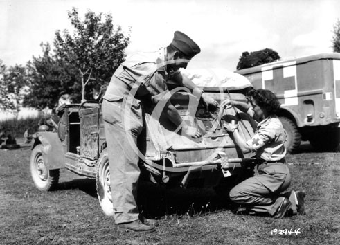 ECOUCHE(61150) Seconde guerre mondiale Bernard de la Mott prsente ce vhicule allemand captur. Ce vhicule servira  la Croix-Rouge.