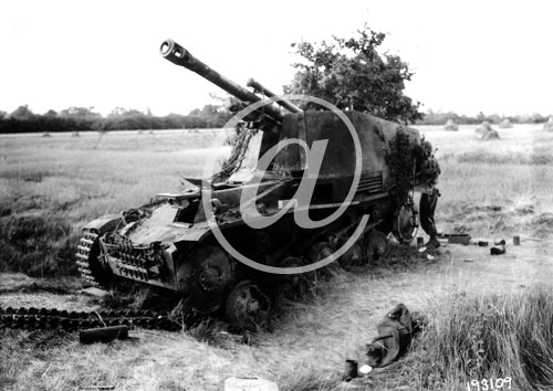 MORTREE(61570) Seconde guerre mondiale Un canon automoteur blind allemand dtruit  Mortre.