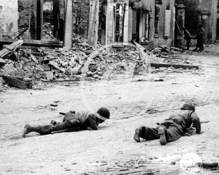 SAINT LO(50000) Seconde guerre mondiale Des soldats amricains sont allongs sur le sol d