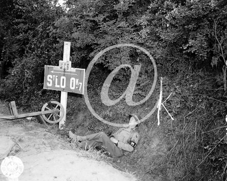 SAINT LO(50000) Seconde guerre mondiale Un MP amricain se repose juste  ct du panneau indicateur de St L.