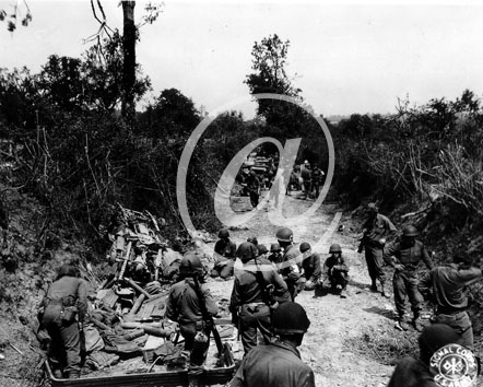 SAINT LO(50000) Seconde guerre mondiale Ces sapeurs amricains dminent la route de Saint-L.