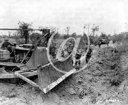 SAINT LO(50000) Seconde guerre mondiale Un bulldozer amricain dblaye la route.