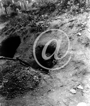 SAINT LO(50000) Seconde guerre mondiale Un sergent amricain est cach dans un trou pour chapper aux tirs des snipers allemands.