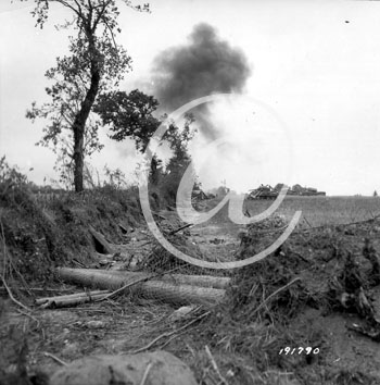 SAINT LO(50000) Seconde guerre mondiale Un char amricain vient de tirer un obus. Une grande fume noire s