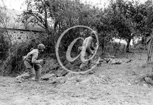 SAINT LO(50000) 31 juillet 1944 Deux soldats amricains, arme  la main,  la recherche de tireurs isols allemands qui contiennent l