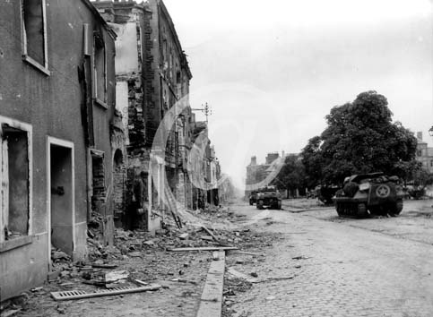 SAINT LO(50000) Seconde guerre mondiale Des chars amricains sont stationns dans une rue au milieu d