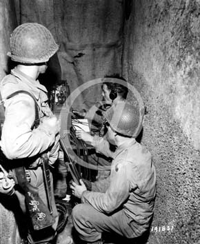 SAINT LO(50000) Seconde guerre mondiale Trois soldats amricains installent leur tlphone de campagne.