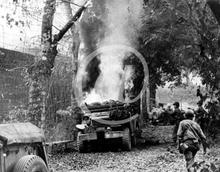SAINT LO(50000) Seconde guerre mondiale Un convoi amricain est en train de prendre feu. 