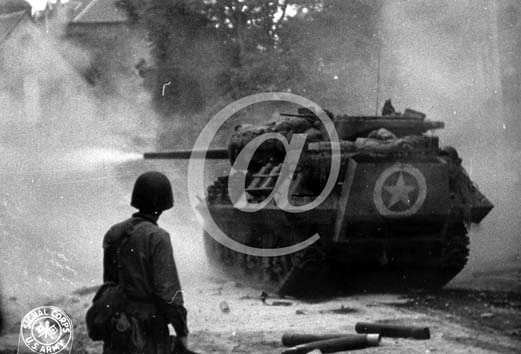 SAINT LO(50000) Seconde guerre mondiale Un char amricain est en train de tirer un obus.