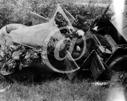 SAINT SAUVEUR LE VICOMTE(50390) Seconde guerre mondiale Un soldat allemand gt mort dans une jeep, sur le bord de la route.