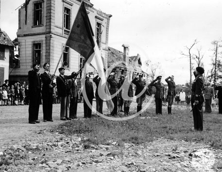 SAINT SAUVEUR LE VICOMTE(50390) Seconde guerre mondiale La crmonie officielle du 14 juillet, sur une place de Saint Sauveur Le Vicomte.