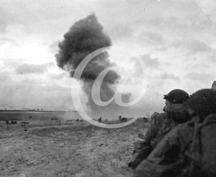 UTAH BEACH(50480) Seconde guerre mondiale Un obus de 88 mm explose sur la plage de l