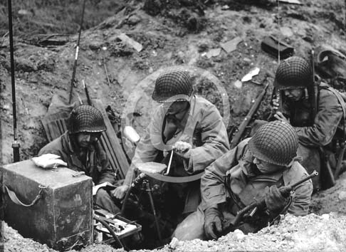 UTAH BEACH(50480) Seconde guerre mondiale Quatre soldats amricains installent une radio dans un trou d