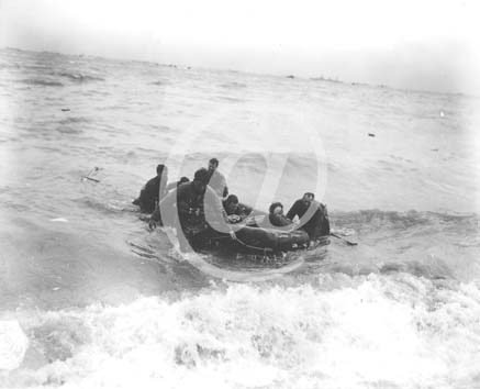 UTAH BEACH(50480) Seconde guerre mondiale Des soldats amricains aident des survivants du naufrage d