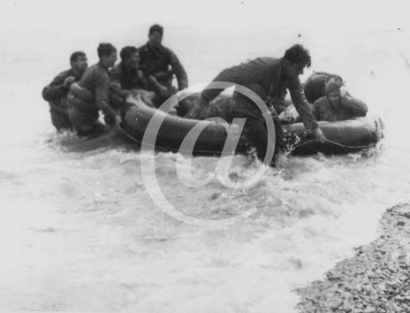 UTAH BEACH(50480) Seconde guerre mondiale Des soldats amricains aident des naufrags d