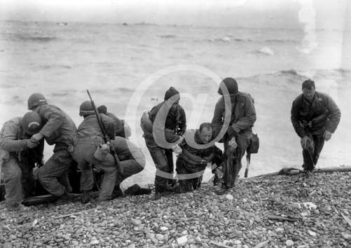 UTAH BEACH(50480) Seconde guerre mondiale Deux soldats amricains aide un naufrag  regagner avec peine la plage de l