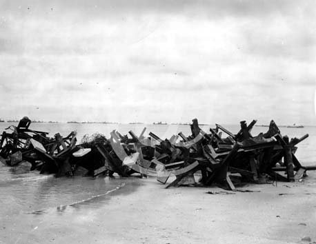 UTAH BEACH(50480) Seconde guerre mondiale Un grand nombre de ttradres sont rassembls en tas sur la plage de l