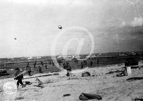 UTAH BEACH(50480) Seconde guerre mondiale Une multitude de soldats amricains dbarquent sur la plage de l