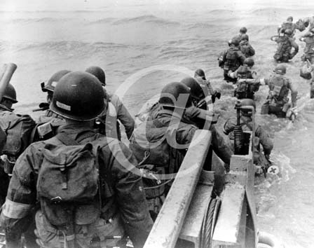 UTAH BEACH(50480) Seconde guerre mondiale Des soldats amricains dbarquent sur la plage de Utah Beach  partir d