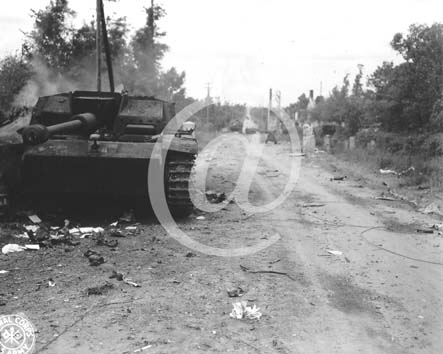 SAINTE MERE EGLISE(50480) Seconde guerre mondiale Des tanks et des vhicules allemands sont dtruits le long de la route.
