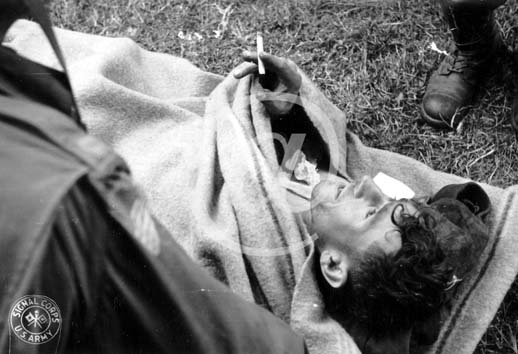 SAINTE MERE EGLISE(50480) Seconde guerre mondiale Un prisonnier allemand ayant reu des soins de la 82nd Division aroporte.