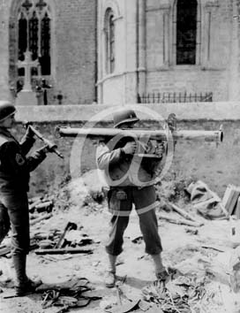 SAINTE MERE EGLISE(50480) Seconde guerre mondiale Ce soldat amricain essaye un bazooka allemand.