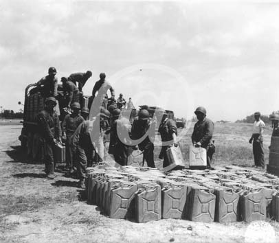 SAINTE MERE EGLISE(50480) Seconde guerre mondiale Des soldats amricains dchargent des jerricans d