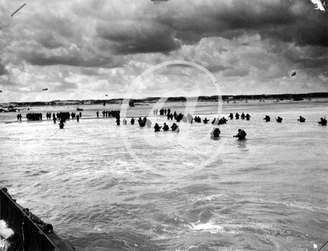inconnu() Seconde guerre mondiale US Navy : dbarquement amricain en Normandie : Les troupes fraiches dbarquent en file indienne sur Utah Beach.