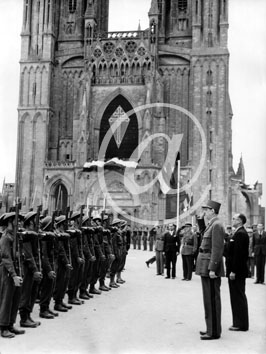 COUTANCES(50200) Seconde guerre mondiale Le gnral de Gaulle en visite  Coutances, dans la Manche, salue des troupes qui sont au garde  vous sur le parvis de la cathdrale.
