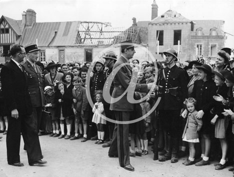 COUTANCES(50200) Seconde guerre mondiale Le gnral de Gaulle vient saluer la foule de Coutances venue l