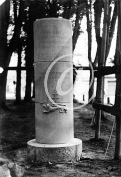 BAYEUX(14400) Seconde guerre mondiale Le gnral de Gaulle a inaugur le monument install  Bayeux o il parla pour la premire fois en France libre?  