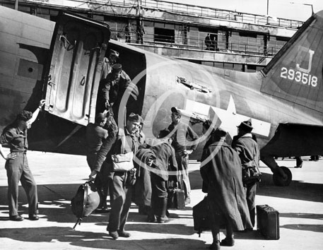 Paris(75000) Seconde guerre mondiale Arrive  Paris des prisonniers de guerre franais, rapatris dans des Dakota DC3