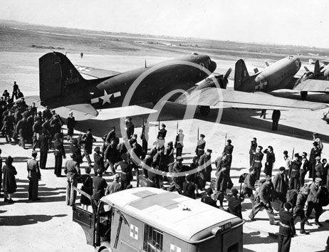 Paris(75000) Seconde guerre mondiale Arrive  Paris des prisonniers de guerre franais, rapatris dans des Dakota DC3